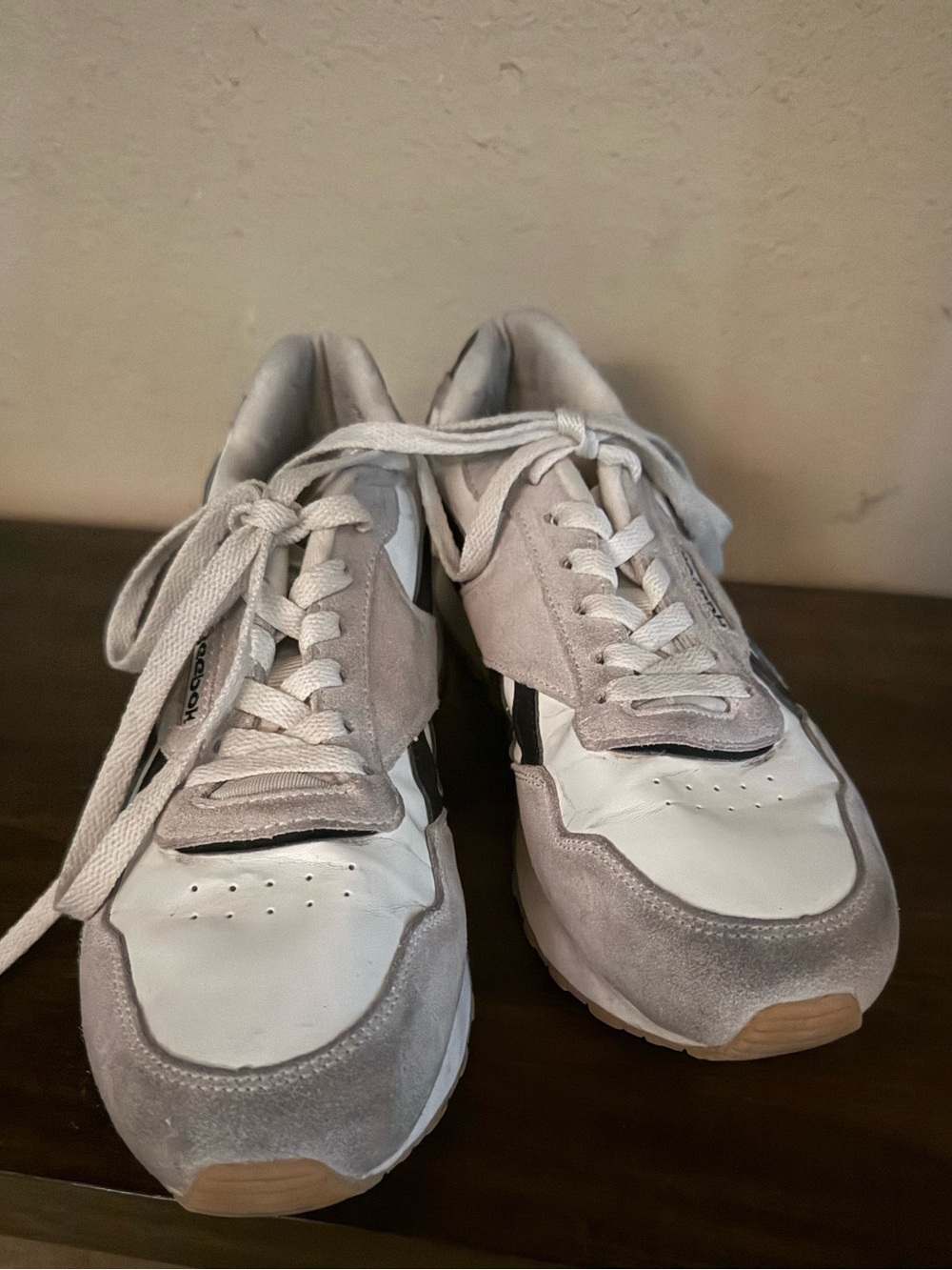 Reebok women’s casual Sneakers in White, Gray & Black - Picture 3 of 4